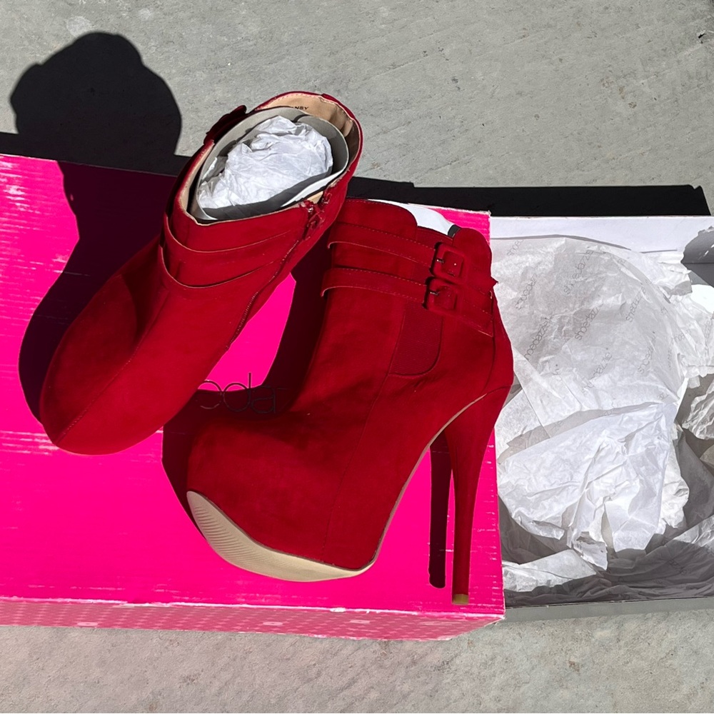 Shoe Dazzle Pansy faux suede Red heeled boots size 7